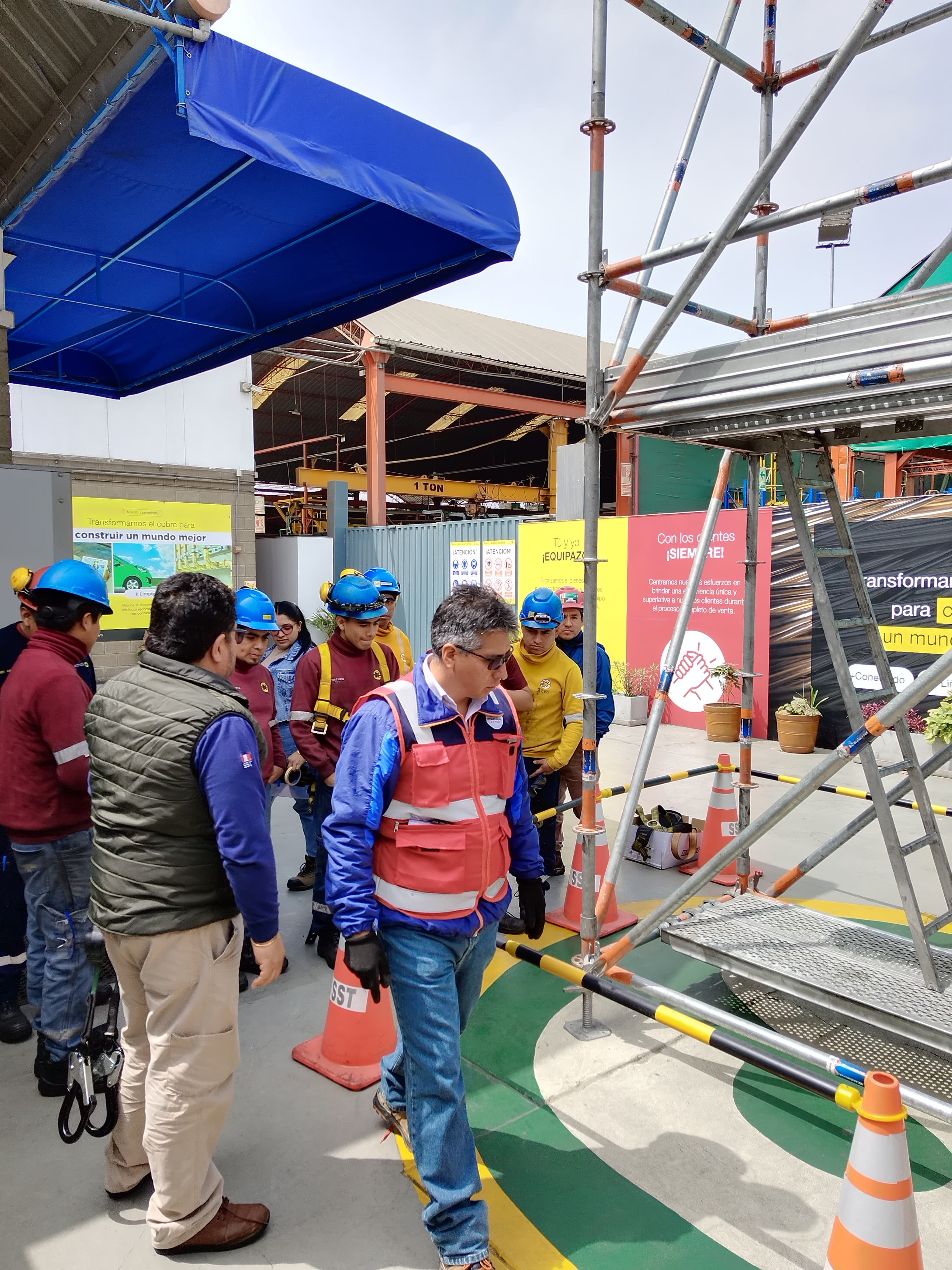 Supervisor liderando una instrucción de campo a su equipo