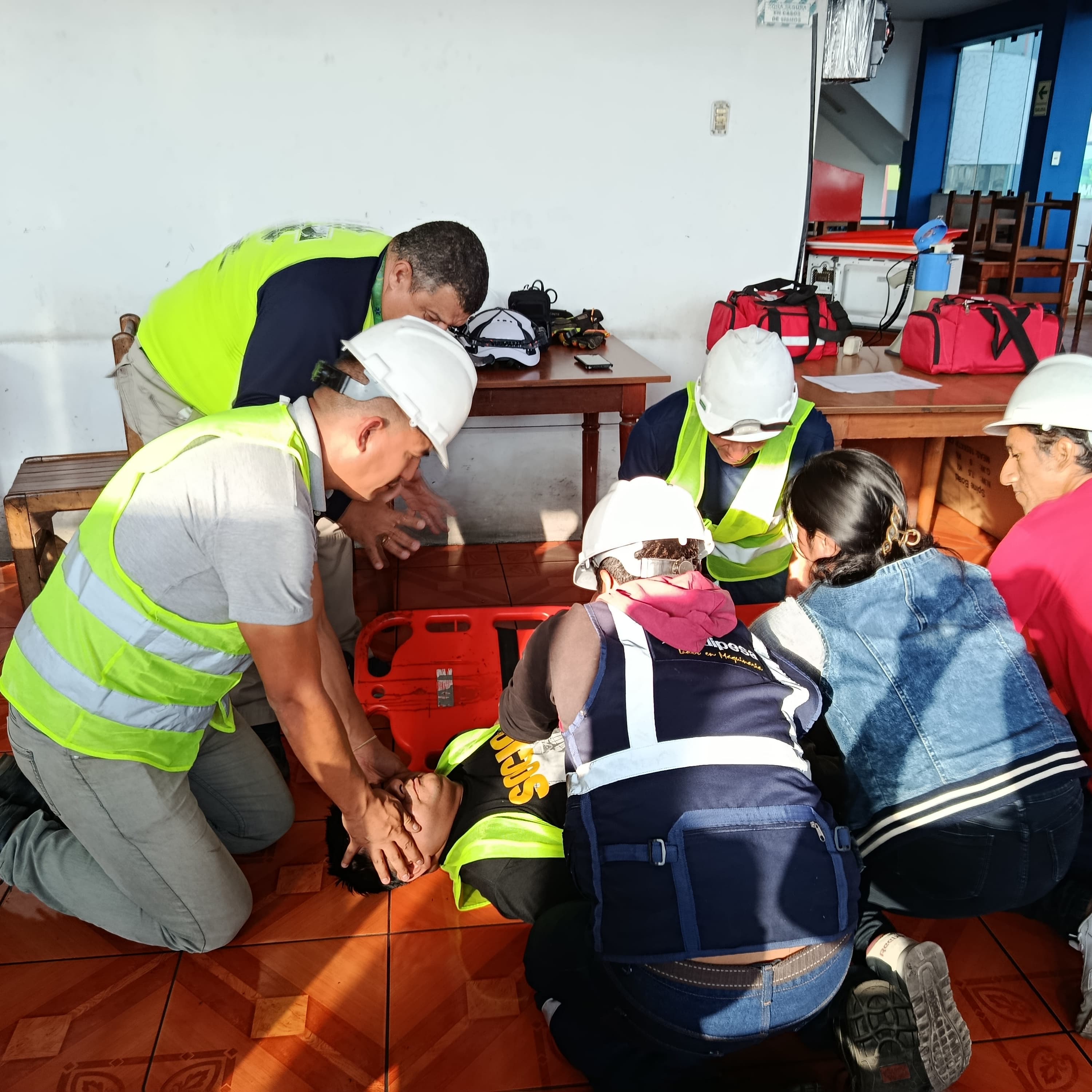Práctica de primeros auxilios en entrenamiento de salud ocupacional