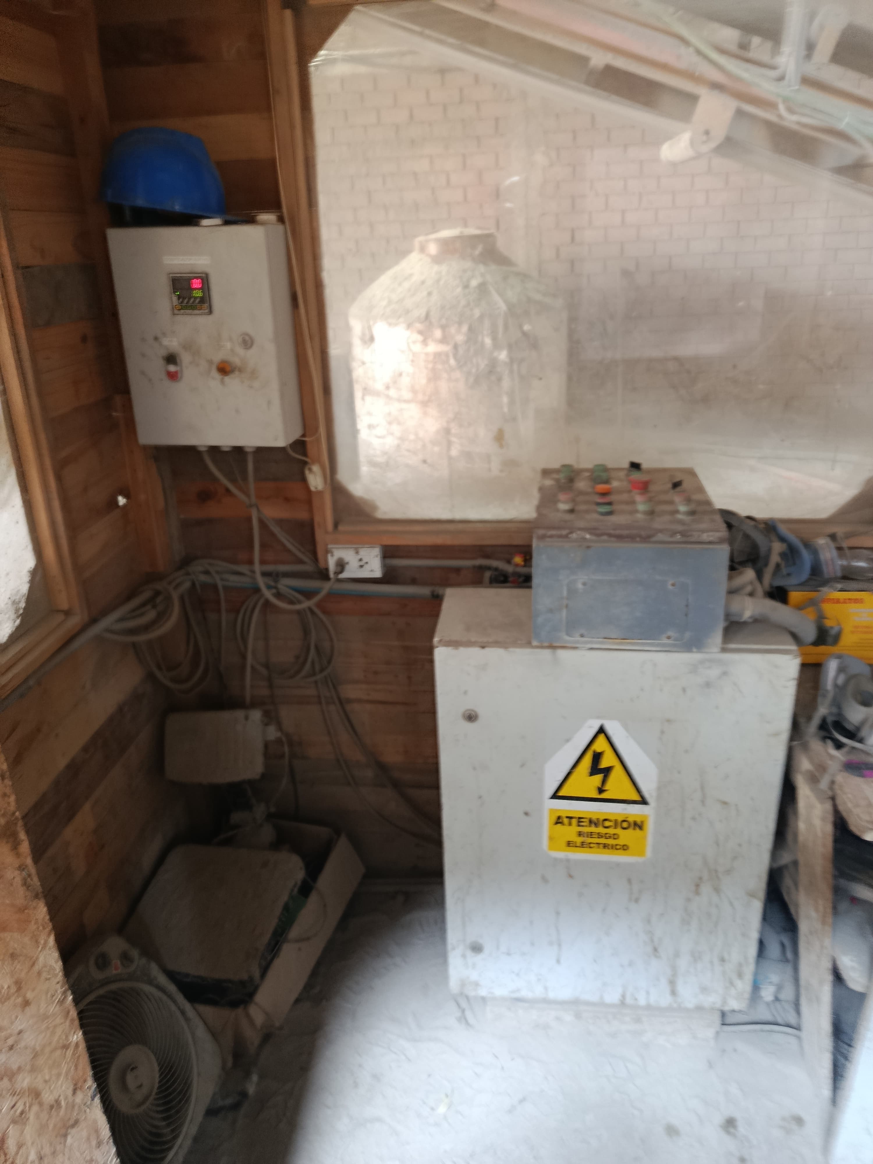 Verificación de cumplimiento y señalización de riesgo eléctrico