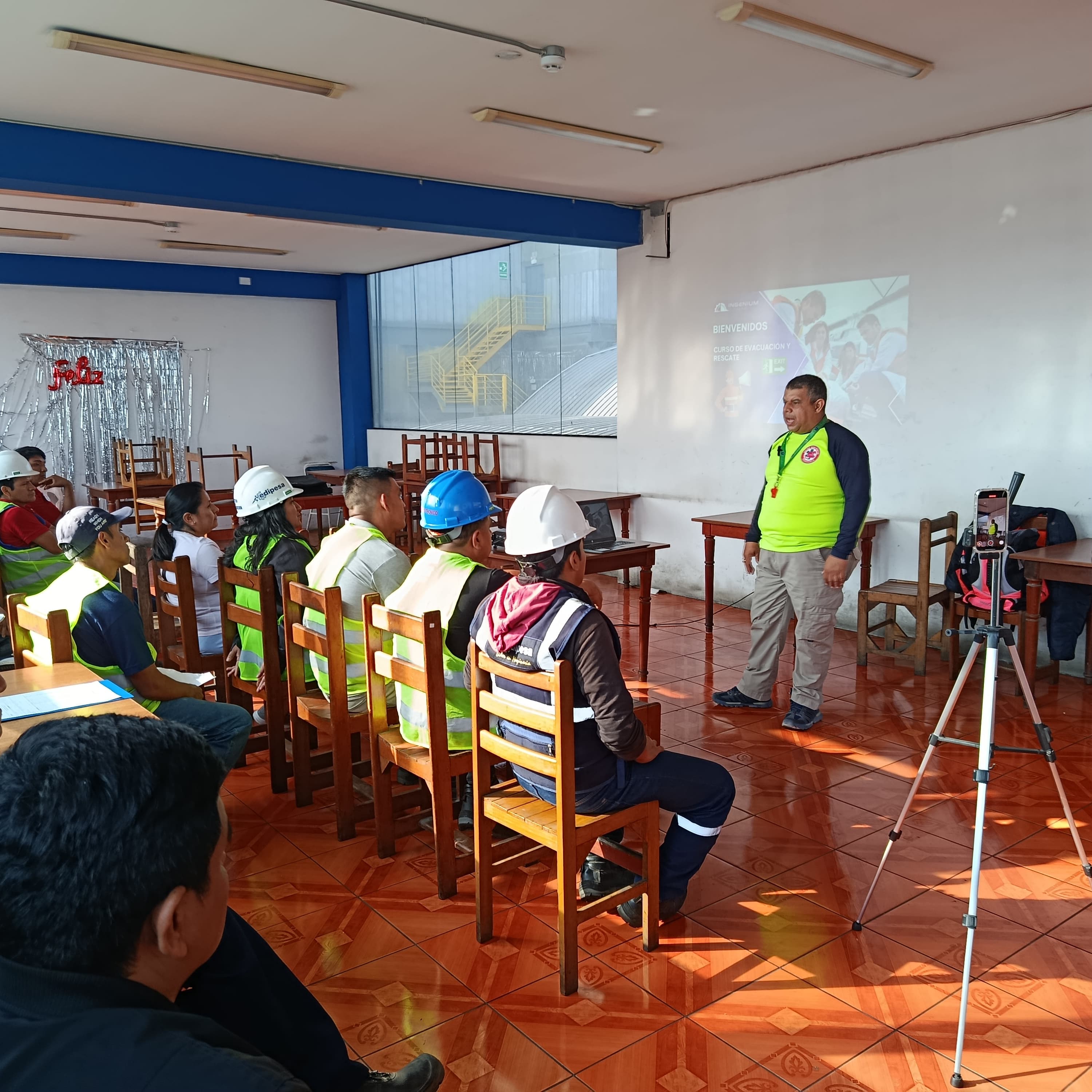 Coordinador SST liderando una charla de inducción al equipo