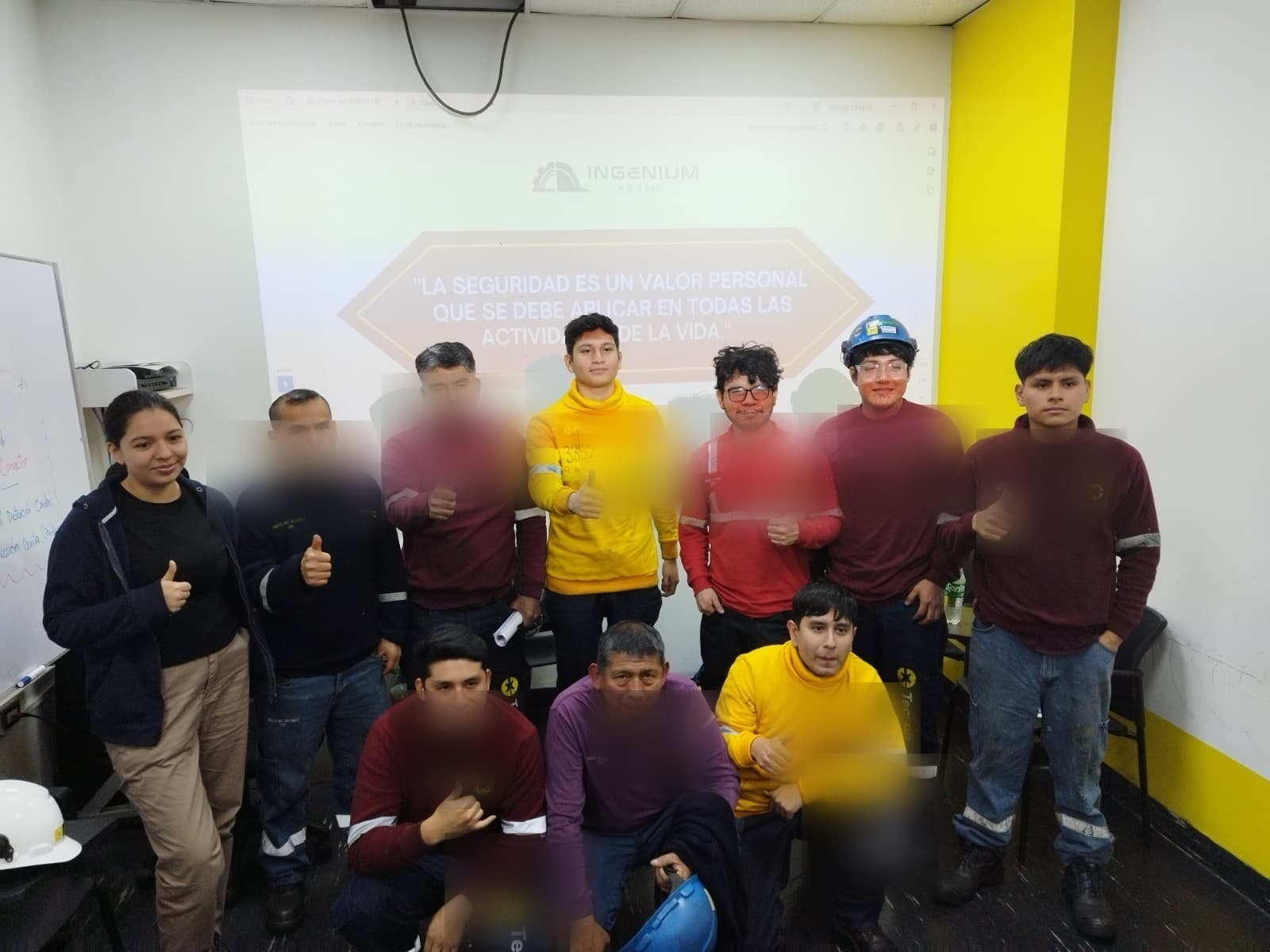 Grupo de participantes certificados junto al equipo de INGENIUM A&R SAC